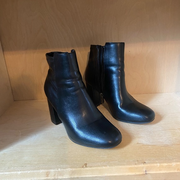 Black Chuncky Heeled Ankel Boots - Picture 2 of 3